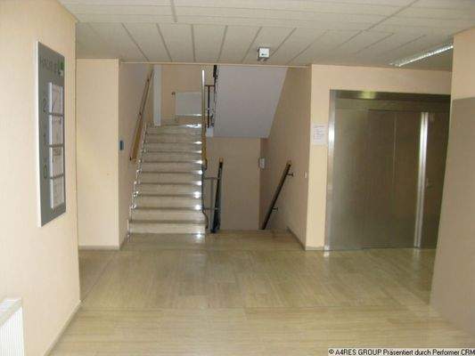 Treppenhaus und Fahrstuhl