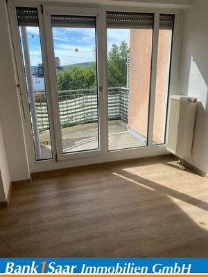 Wohnzimmer mit Zugang Balkon