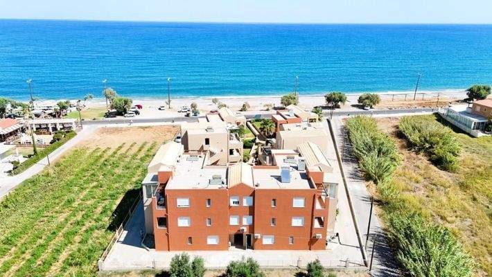 Kreta, Maleme: Erdgeschoss-Apartment mit 2 Schlafzimmern, Garten und Gemeinschaftspool, nur wenige Schritte vom Strand entfernt