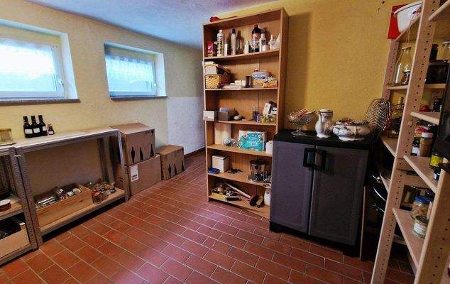 extra großer Vorratsraum im Keller