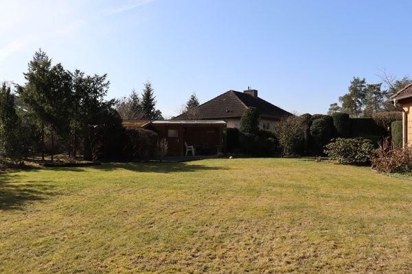 Große Gartenfläche mit separater teilüberdachter Terrasse und Geräteschuppen
