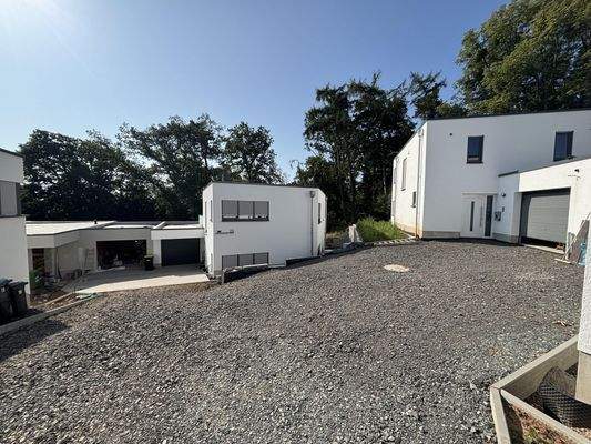 Blick auf das Haus und die weiteren Häuser