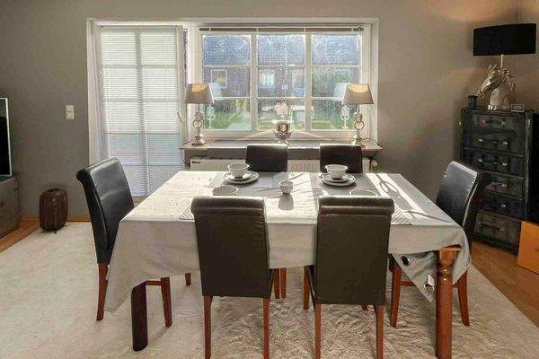 helles Esszimmer mit Terrassenzugang