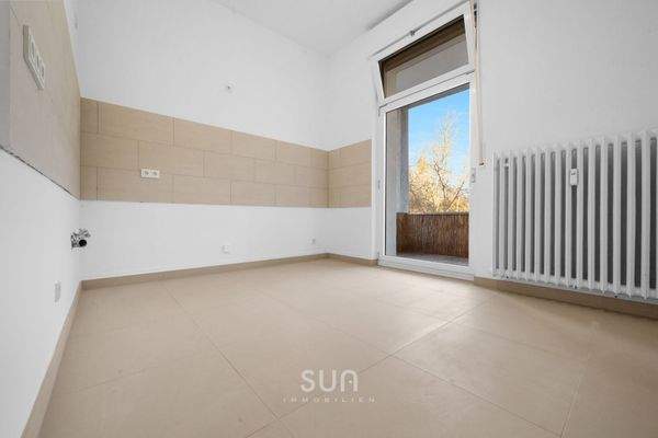 Küche: Groß und hell!