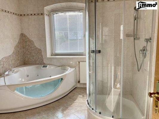 Großes Bad mit Dusche, WC & Badewanne