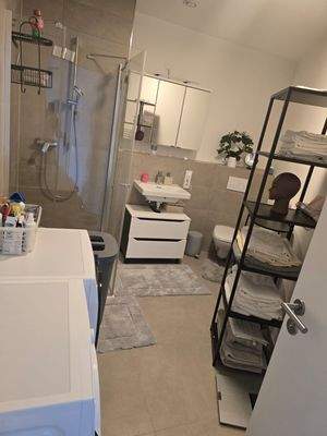 Modernes Bad mit Dusche