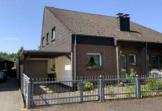 Vorderansicht mit Garage