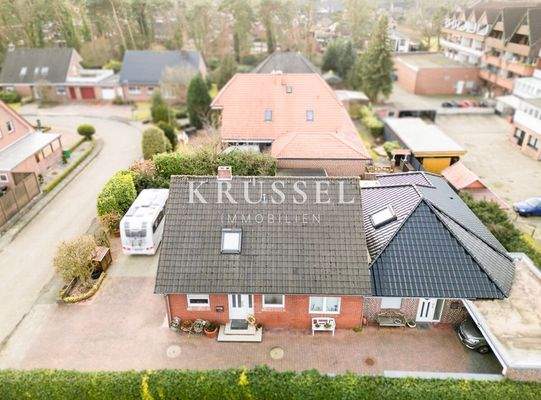 Die großzügige Auffahrt mit einem Carport für 2 Stellplätze