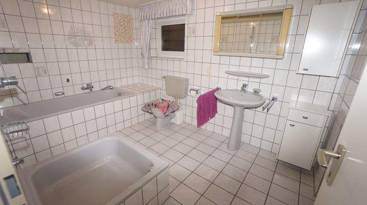 das Badezimmer im Untergeschoss