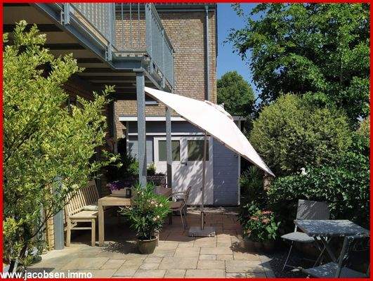 Blick auf die Terrasse mit Gartenhaus