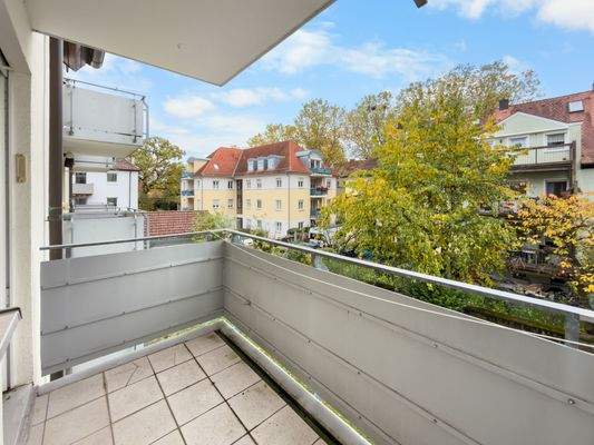 Südbalkon mit Blick in den grünen Gemeinschaftsgarten