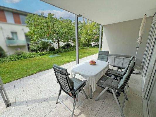 Terrasse mit Zugang zum Garten