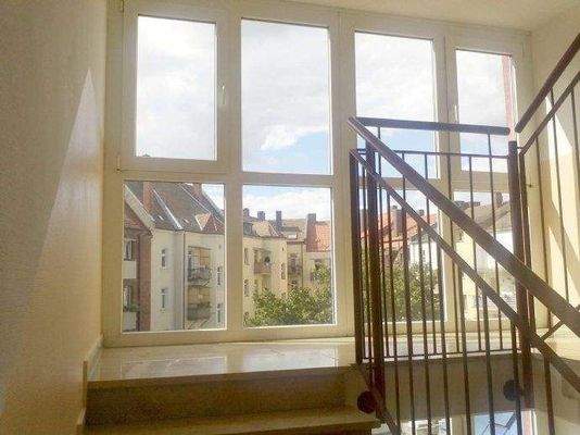 helles Treppenhaus; große Fenster