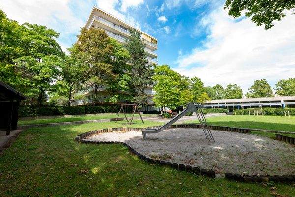 Die Seitenansicht mit Blick zum Schwimmbad