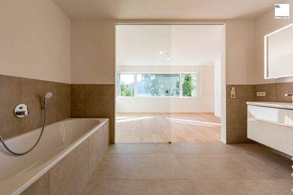 Elegantes Schlafgemach mit Seeblick