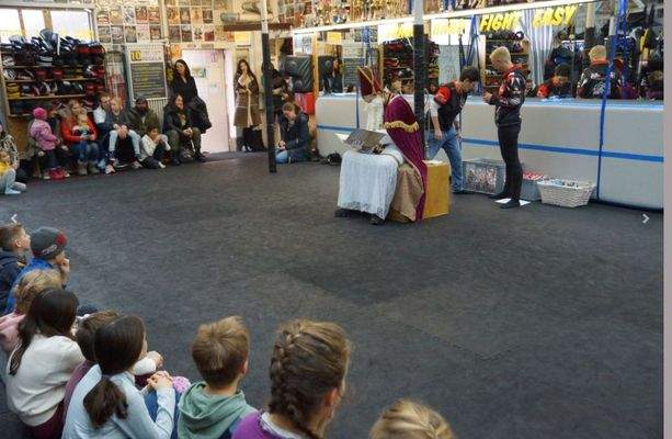 Eingangsbereich Halle mit Personen