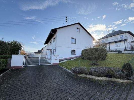 Hausansicht mit Einfahrt