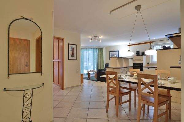 Blick vom Essbereich in den Wohnbereich