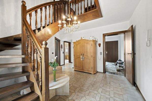 Elegantes Treppenhaus mit Galerie