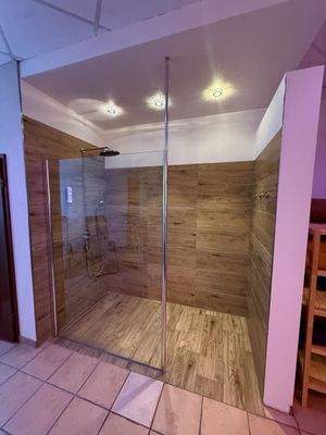 Große Duschkabine Holzoptik