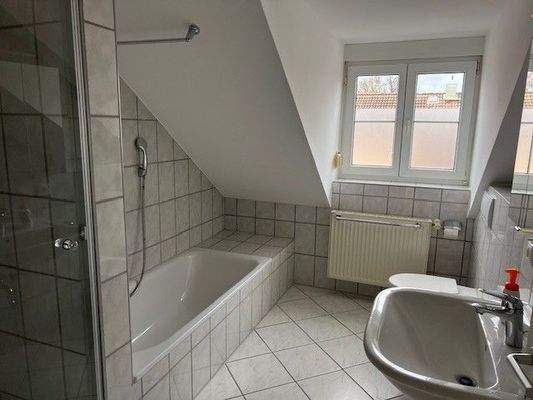 DG - Familienbad mit Wanne, Dusche und WC