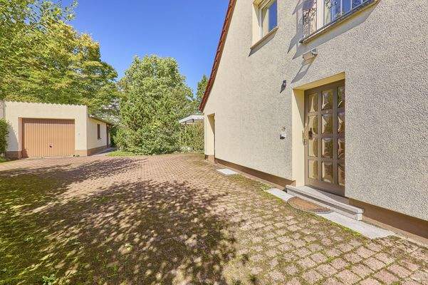 Hauseingang mit Zufahrt zur Garage 