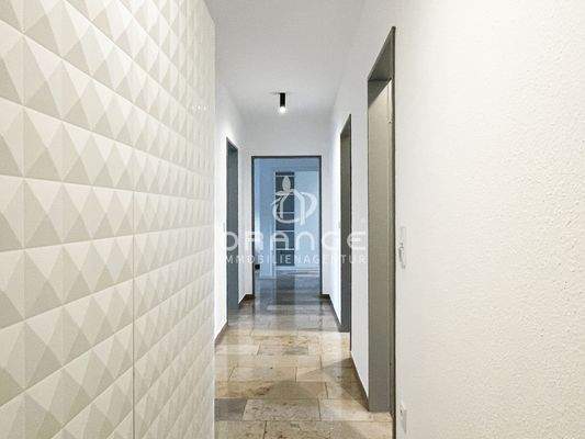 ...durch den geräumigen Flur