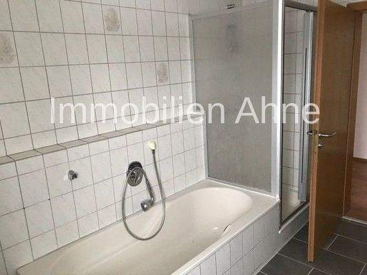 Bad mit Wanne und Dusche