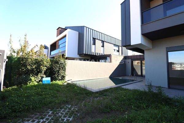 4-Bedroom Property with Pool and Garden in Döşemealtı Antalya