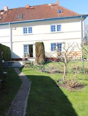 Rückansicht Gebäude mit Garten