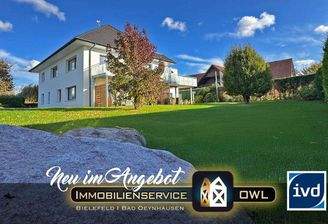 Westansicht mit großem, parkähnlichem Garten