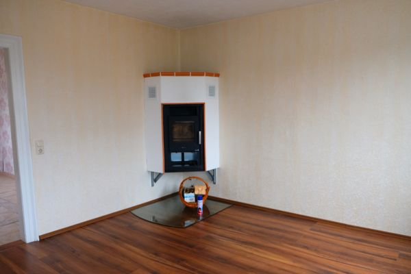Wohnzimmer mit Kamin.JPG