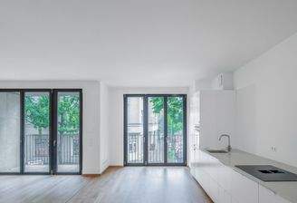 Blick in das Wohnzimmer mit vollausgestatteter Küche