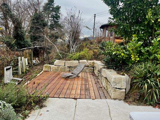 und der Freisitz im Garten