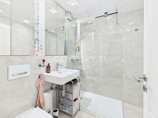 Helles Badezimmer mit großer Walk-In Dusche