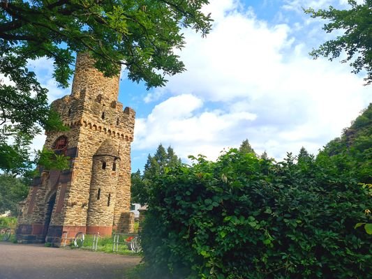 in Gehweite zum schön angelegten Rheinufer