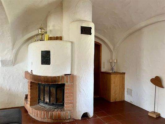 Wohnzimmer mit offenem Kamin