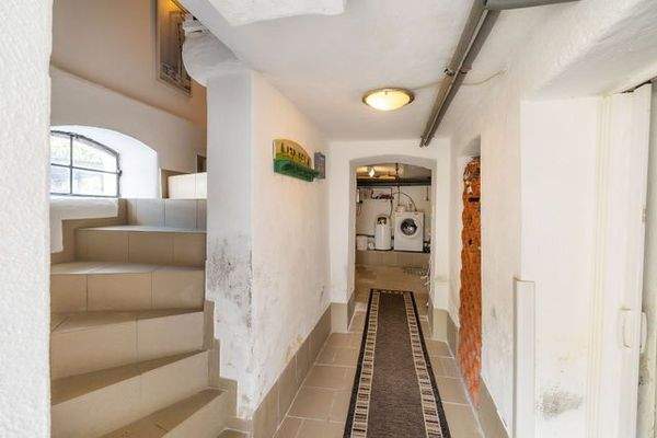 Kellertreppe und Flur