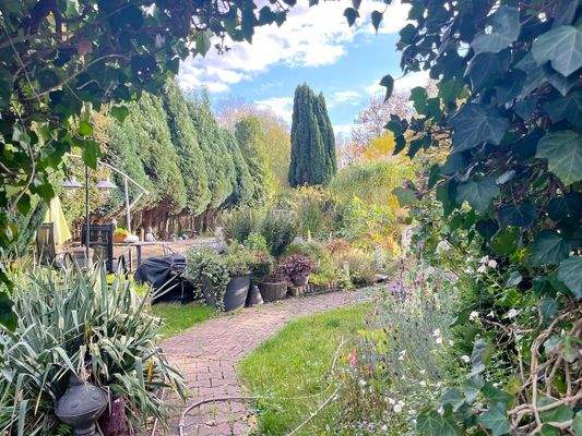 + EIN GARTEN-PARADIES.