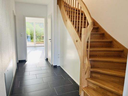 gefliester Flur mit Treppe zum Obergeschoss