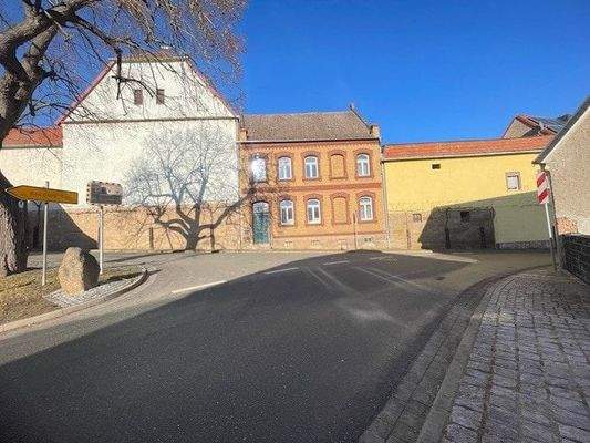 Vorderansicht mit Straße