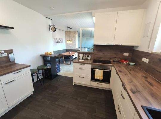 Offene Küche mit 2 Abstellräumen (mit Anschluss für Waschmaschine und Trockner) Bild 3