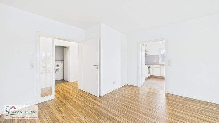 Wohn-  /Esszimmer mit Zugängen zur Diele und Küche