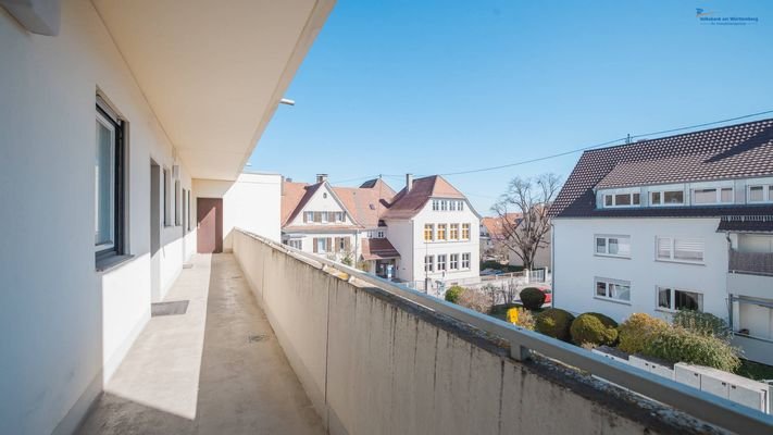 Zugang zu den Wohnungen im OG links
