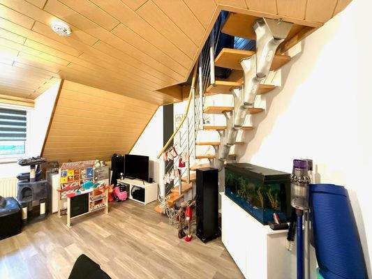 Wohnzimmer mit Treppe