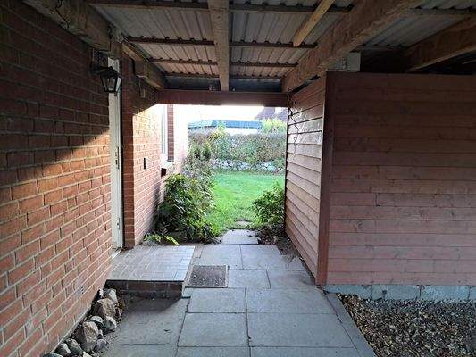 Nebeneingang am Carport