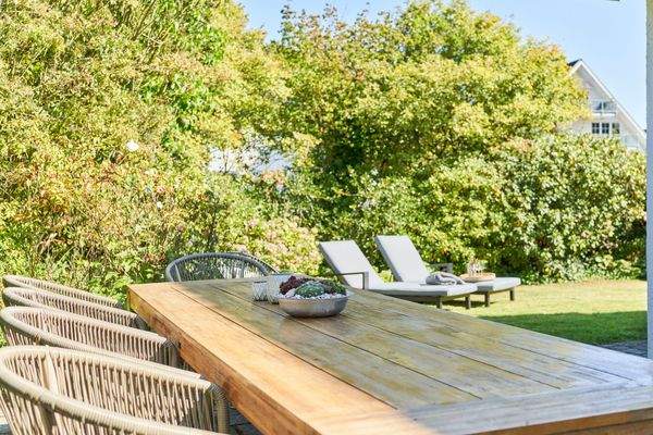 großer Esstisch im Garten im Haus Ludwig 