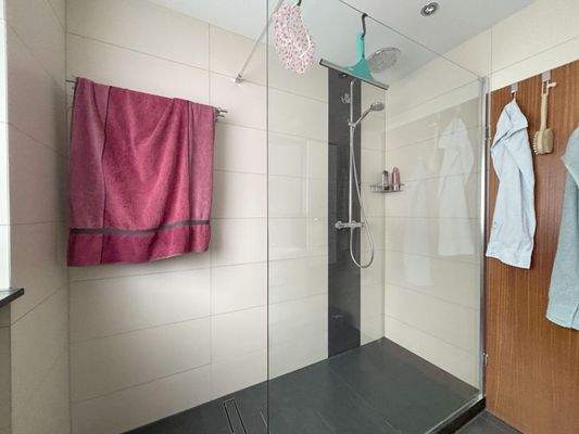 Bad mit bodentiefer Dusche