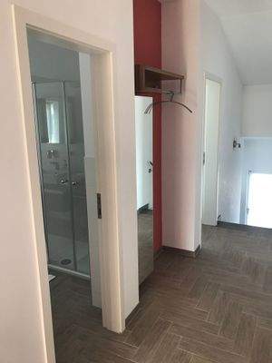 Flur mit Eingang zum Bad und Schlafzimmer.jpg