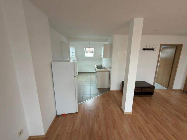 Helle 2 Raum Dachgeschosswohnung mit Einbauküche und weiteren Möbeln - Photo 1